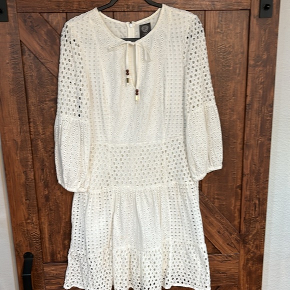 Vince Camuto white beautiful dress,like new - Picture 2 of 7